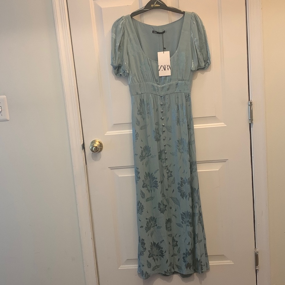Selling this nice ZARA flowery dress in size XS. New with tag. Never worn.